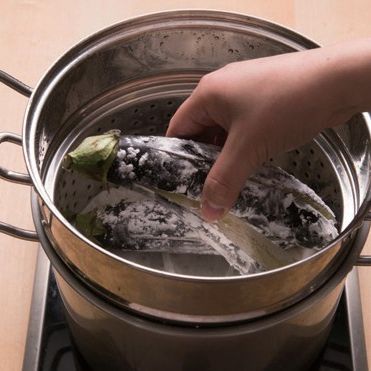 4. 3의 가지를 김이 오른 찜솥에 10여 분 쪄주세요.