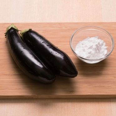 1. 분량의 소스 재료를 넣고 끓이다가 전분으로 농도를 맞춰 주세요.