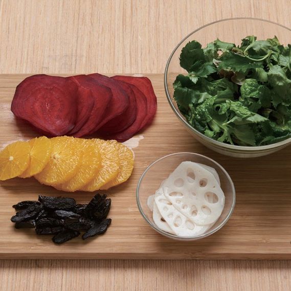 오렌지 비트 샐러드을 위한 재료 이미지로 오렌지,비트,꽃상추,치커리,비타민 등으로 구성 되어있습니다.