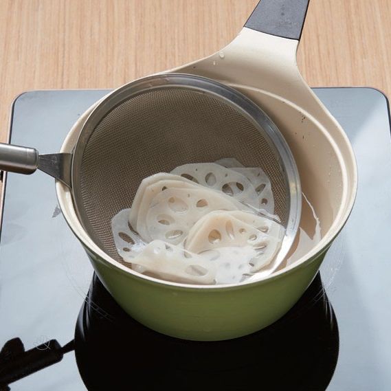 2. 연근은 끓는 물에 살짝 데쳐서 찬물에 헹궈 물기를 빼주세요.