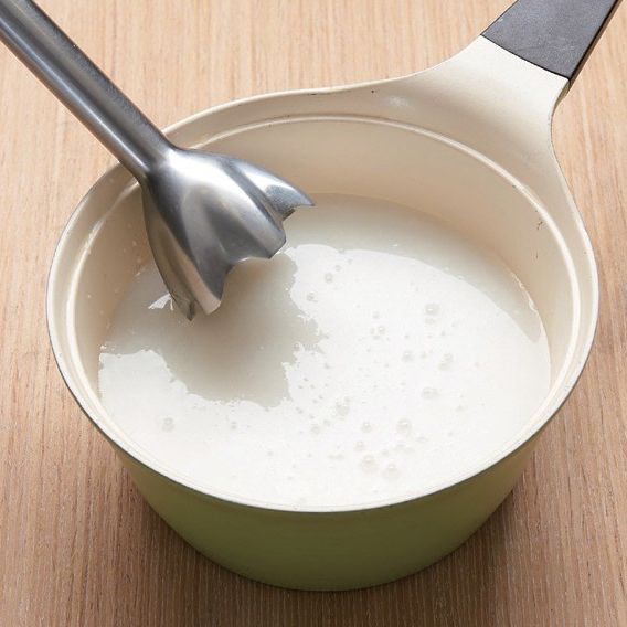 3. 냄비에 연두부를 넣고 한소끔 끓인 후 간을 맞춰준 뒤, 불을 끄고 블렌더로 갈아주세요.