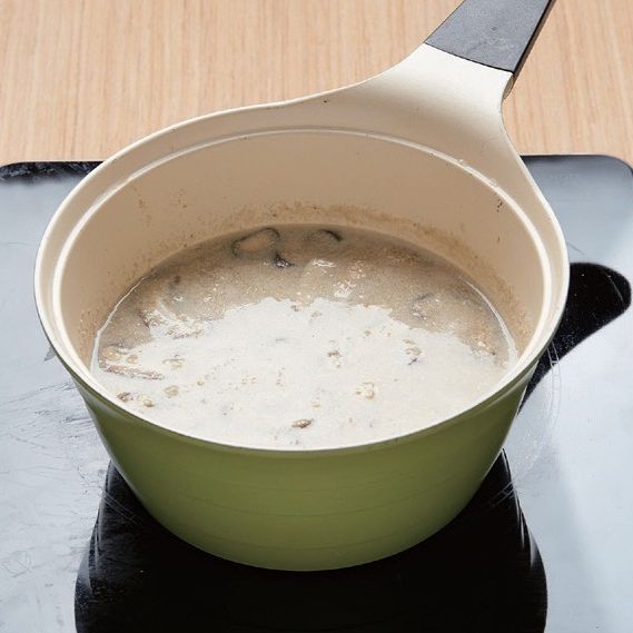 3. 버섯은 들기름에 볶고, 물과 진간장을 넣어 끓여주세요. 여기에 들깨가루와 찹쌀가루를 풀어주고, 들깨탕의 농도가 날 때까지 저으면서 끓여주세요.