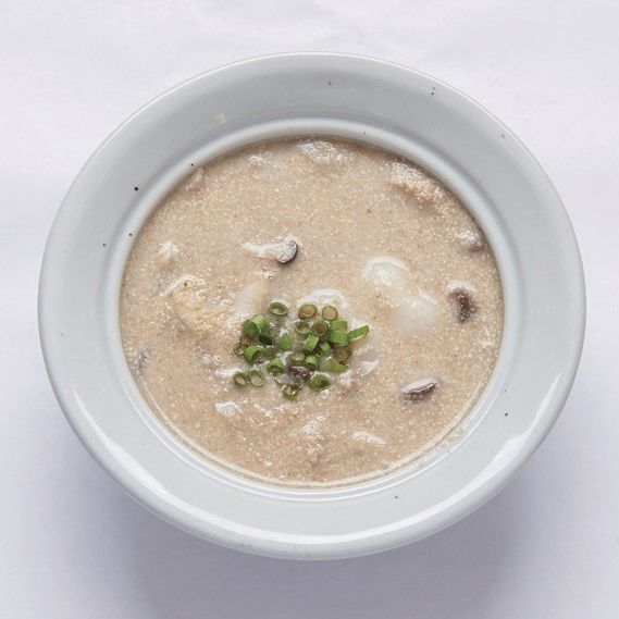 4. 걸쭉하게 되면 인삼과 조랭이떡을 넣어 한 소끔 더 끓인 후 실파를 얹어 완성해 주세요.
*Tip. 느타리버섯, 표고버섯, 송이버섯은 살짝 데쳐서 볶거나 바로 들깨탕에 넣어도 담백하고 맛있게 즐길 수 있어요.
찹쌀가루는 익으면서 국물을 진하게 만드므로 농도에 주의해주세요.