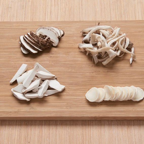1. 인삼은 깨끗이 손질하여 원형모양으로 가늘게 채 썰고, 느타리버섯, 표고버섯, 미니 새송이버섯은 한 입 크기로 잘게 썰어서 준비해 주세요.