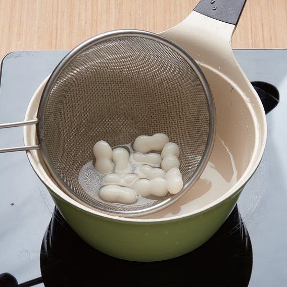 2. 끓는 물에 조랭이떡을 데쳐낸 후 찬 물에 식혀서 건져내고 들기름을 약간 발라주세요.