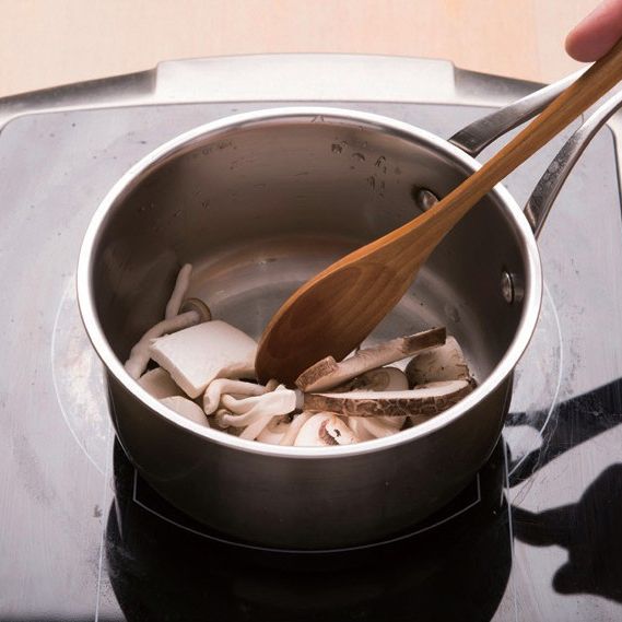 2. 냄비에 들기름 1/2큰술을 두르고 손질된 버섯을 넣은 뒤 국간장 1큰술을 넣어 살짝 볶아주세요.