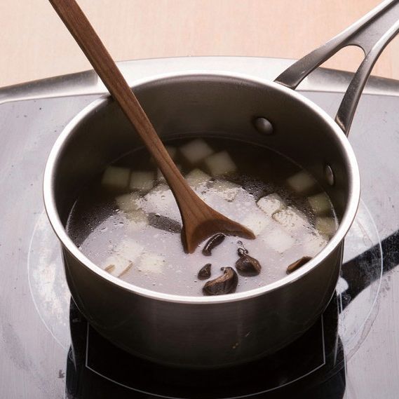 4. 능이버섯 불린 물 5컵을 붓고 끓이다가 국간장 2큰술을 넣고 간을 맞춘 뒤 한번 더 끓여주세요.