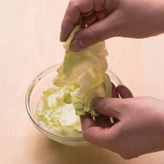 2. 양상추는 먹기 좋게 자르고 5분 정도 물에 담가놔 주세요. (오랜 시간 담가두면 영양소가 많이 파괴될 수 있으므로 5분을 넘기지 않는게 좋답니다.)