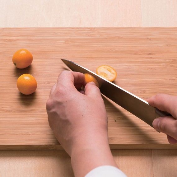 3. 금귤은 절반을 자른 후 안에 씨를 제거해 주고, 분량의 재료를 믹서기에 갈아서 소스를 만들어 주세요.