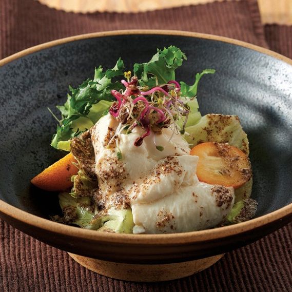 4. 연두부를 자연스럽게 자르고 손질된 채소를 혼합하여 그릇에 담아 소스를 뿌려주면 완성이랍니다.
*Tip. 소스 재료 중 마늘 장아찌 국물이 없으면 식초 2큰술, 물 2큰술, 설탕 2큰술, 소금 약간을 넣 어 만들어 주세요!