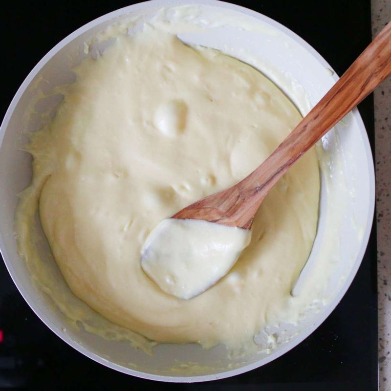 치즈를 완전히 녹인 후 치즈소스를 오븐 그릇에 약간 넣어주세요.