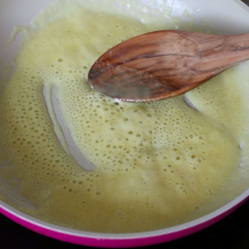 다른 팬에 버터를 녹인 후 밀가루를 넣어 고소한 냄새가 올라올 때까지 3분간 볶아주세요.