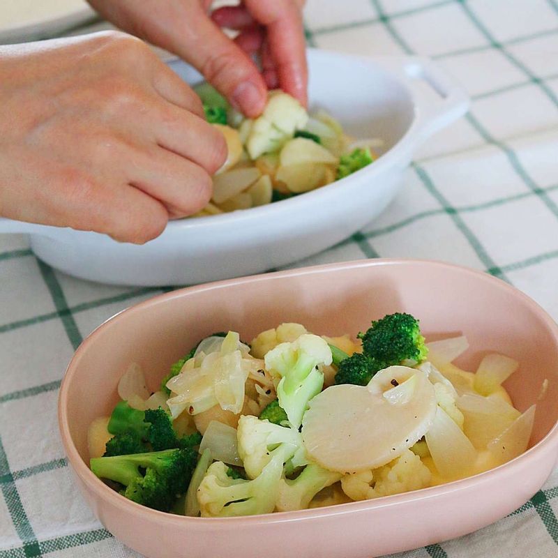 그릇에 관자, 채소를 고루 담은 후 다시 치즈소스를 넣어주세요.