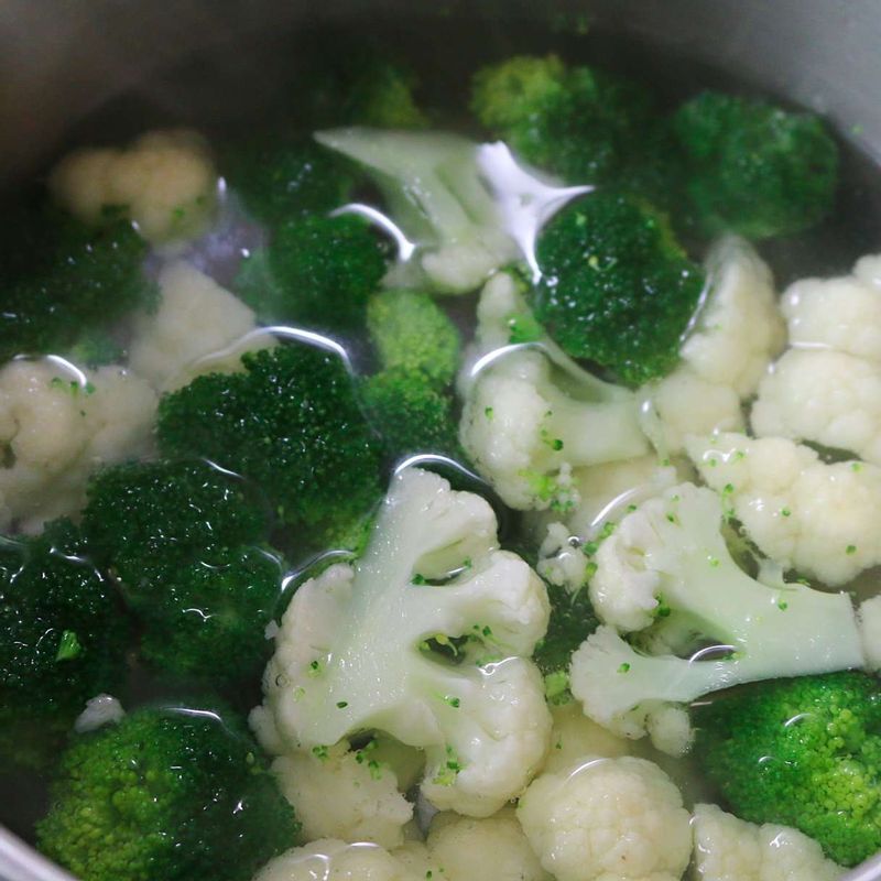 양파는 잘게 다지고 마늘은 편으로 썹니다. 브로콜리, 콜리플라워는 한입 크기로 썰어 끓는 물에 소금을 약간 넣고 살짝 데쳐주세요.