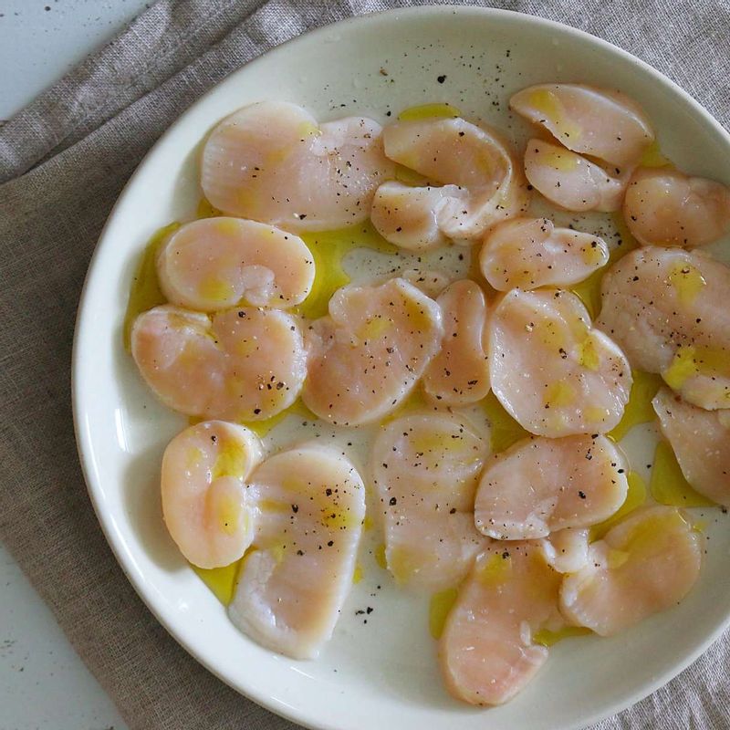 관자는 포를 뜨듯이 얇게 썰고 올리브오일, 소금, 후추를 뿌려 10분간 재워주세요.