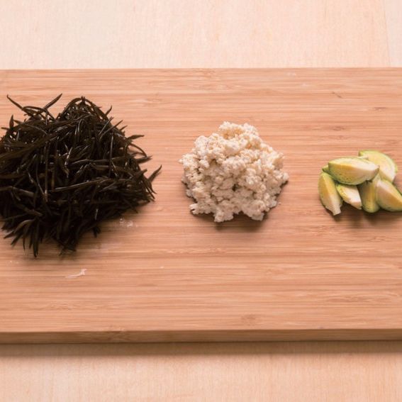 톳 미니양배추 두부무침을 위한 재료 이미지로 톳,두부,미니양배추 등으로 구성 되어있습니다.