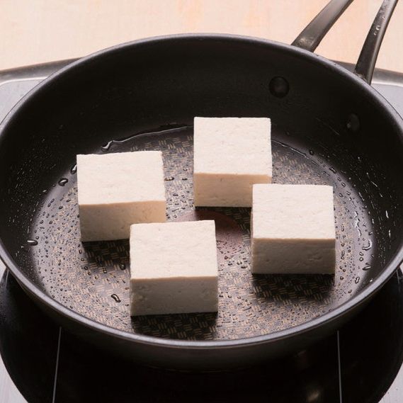 2. 팬에 산초기름을 두르고 두부를 중불로 노릇하게 구워주세요.
