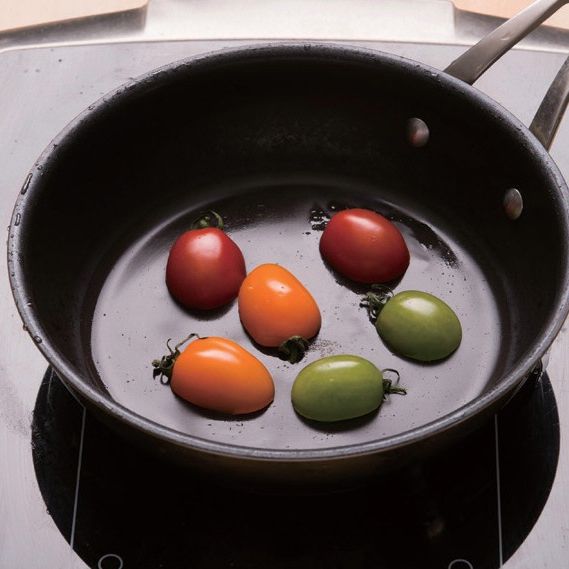 3. 방울토마토도 깨끗하게 세척한 후 절반으로 잘라 팬에 구워주세요.