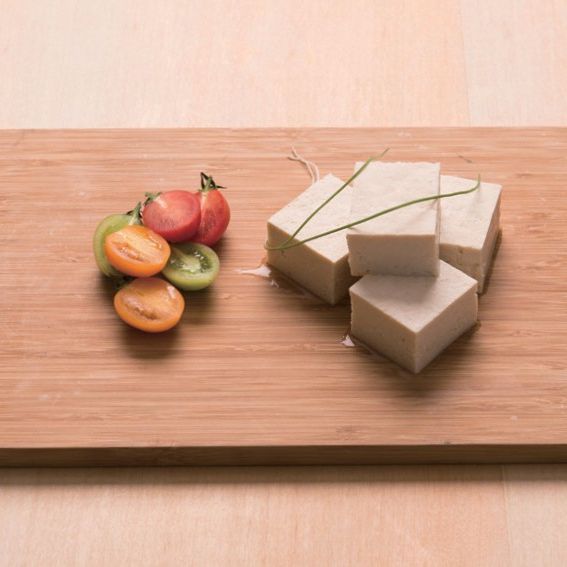 1. 두부는 두께 2cm, 길이 4cm 정도로 자르고 채반에 받쳐 물기를 뺀 뒤 구운소금을 뿌려주세요.