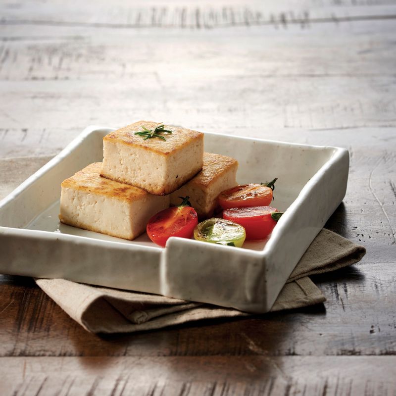 4. 따뜻할 때 향을 음미하며 맛있게 즐기세요.
*Tip. 두부를 센 불에서 굽게 되면 속은 익지 않고 겉이 타기 때문에 중불에서 타지 않게 구워주세요!