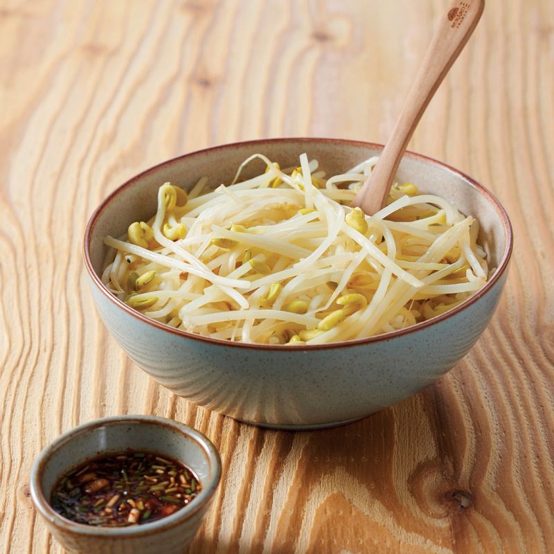5. 달래 양념간장을 곁들여 맛있게 즐기세요.
*Tip. 수분을 함유하고 있는 채소(콩나물 등)와 같이 밥을 지을 때는 평소보다 밥물을 조금 적게 잡 아 주세요. 밥이 충분히 되기 전에 뚜껑을 열면 콩나물 특유의 비린내가 날 수 있으므로 주의 해야해요.