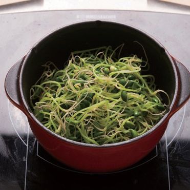 5. 초록콩나물밥이 완성되면 그릇에 담고 양념장과 함께 맛있게 비벼 드세요.
*Tip. 밥을 안칠 때 건표고버섯 1~2개를 첨가하면 밥맛이 더욱 좋아져요!