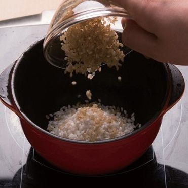 2. 불린 현미와 멥쌀을 냄비에 부어주세요.