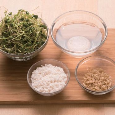 초록콩나물밥을 위한 재료 이미지로 초록콩나물,멥쌀,현미,물 등으로 구성 되어있습니다.