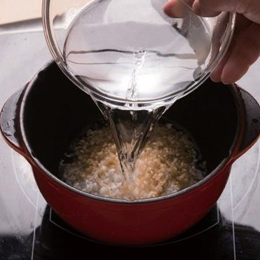 3. 2의 냄비에 물 1과 1/3컵을 넣어주세요.