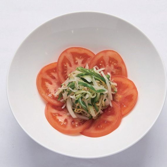4. 접시에 토마토를 놓고 그 위에 미나리, 숙주, 양파, 꽈리고추를 잘 섞어 담고, 소스를 곁들여 완성해주세요.
*Tip. 기호에 따라 채소류 외에 소고기(등심, 안심), 닭고기, 해산물 등을 곁들이면 푸짐하고 특별 한 샐러드로 즐길 수 있답니다. 토마토를 잘게 썰어서 다른 재료와 함께 구운 바게트 빵에 올려 먹어도 좋아요~