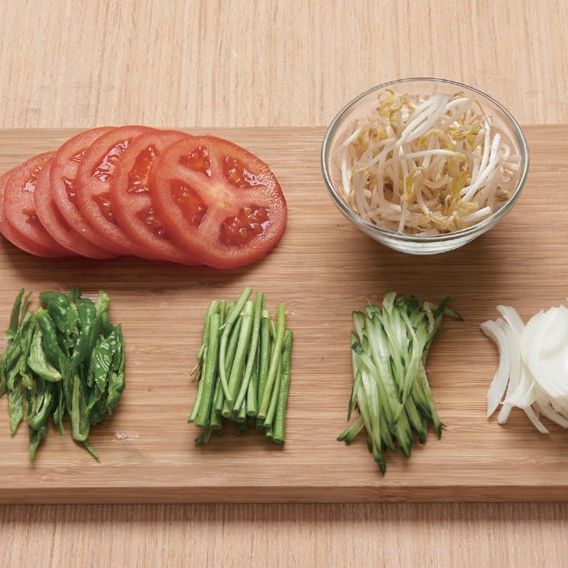 토마토 숙주 샐러드을 위한 재료 이미지로 토마토,숙주,미나리,양파,오이 등으로 구성 되어있습니다.