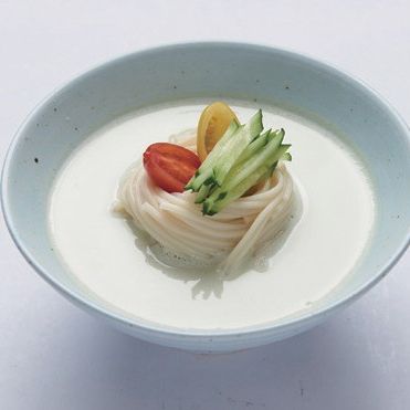 5. 소면을 삶아 콩국물과 곁들여 담아내고 채 썬 오이와 방울 토마토를 얹어주세요. 기호에 따라 소금을 더 추가해도 좋답니다.
*Tip. 서리태 콩국수에 일반 소면이나 중면 대신 생감자를 채 썰어 찬물에 전분기를 충분히 제거 한 후 먹으면 아삭한 맛의 별미국수를 즐길 수 있어요!