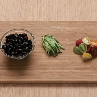 서리태 냉 콩국수을 위한 재료 이미지로 오이,방울토마토,진공소면 등으로 구성 되어있습니다.