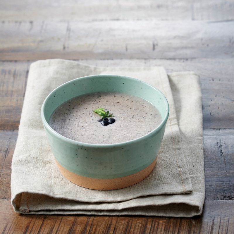 5. 그릇에 덜어 구수하고 담백한 맛을 즐기세요.
*Tip. 죽은 여러 번 간을 하는 것 보다 먹기 직전에 간하는 게 가장 좋답니다.