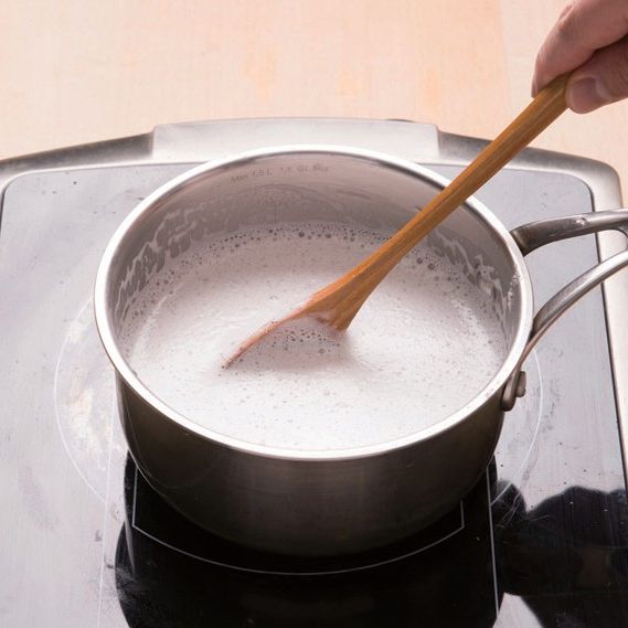 4. 센 불에서 5분 정도 끓이다가 약불에서 15~20분 정도 더 끓인 후 죽염으로 간을 맞춰주세요.