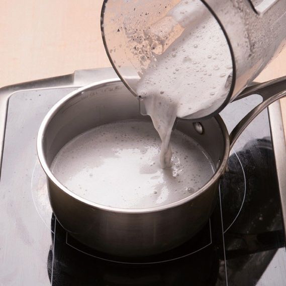 3. 2의 갈아놓은 검은콩과 현미, 항암육수를 냄비에 붓고 끓여줍니다.