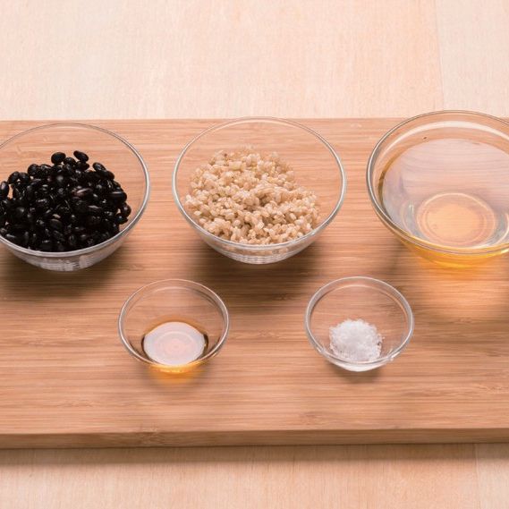 약콩 현미죽을 위한 재료 이미지로 검은콩,현미,죽염,항암육수(카테고리 내 레시피 참조) 등으로 구성 되어있습니다.