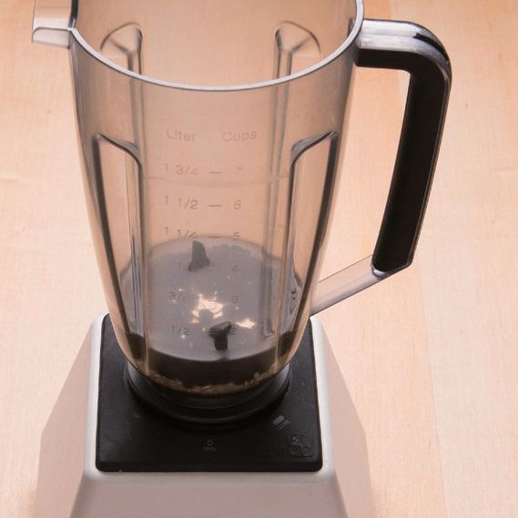 2. 믹서기에 검은콩과 현미를 모두 넣고 곱게 갈아 주세요.