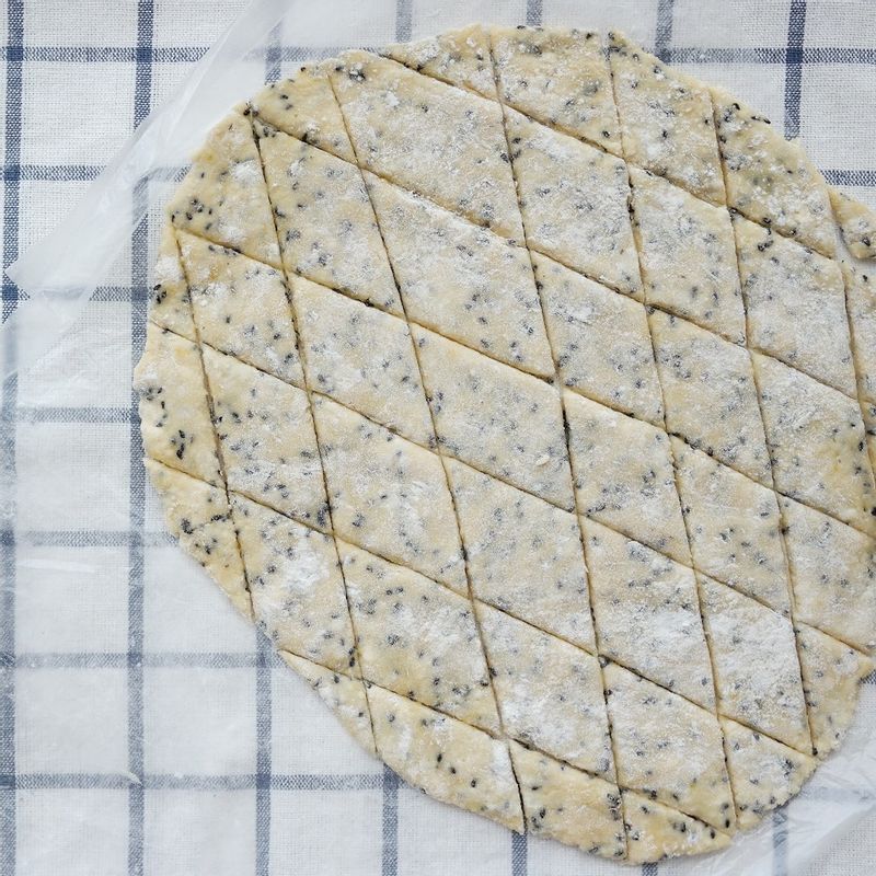 반죽을 0.1cm 두께로 얇게 밀어 자르거나 모양틀로 찍어주세요.