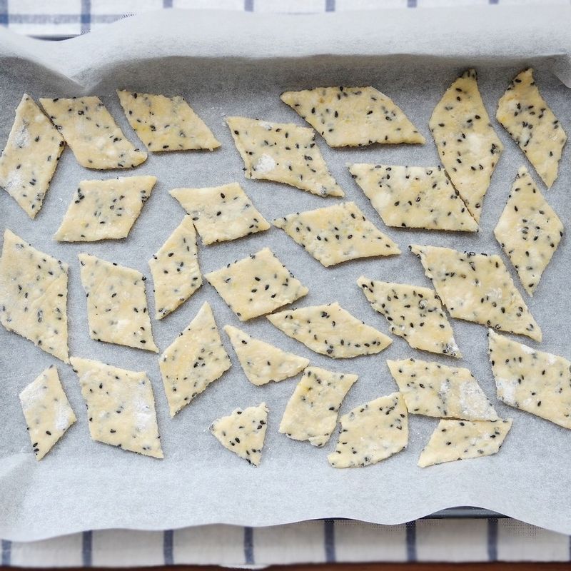 오븐틀에 종이포일을 깔고 반죽을 올린 후 180도로 예열한 오븐에서 10~15분간 구워주세요.