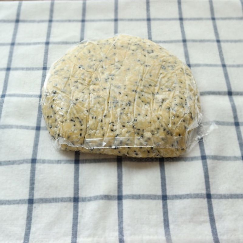 큰 볼에 달걀, 설탕, 소금, 포도씨유를 넣고 거품기를 이용하여 잘 저어주세요.
그리고 두부와 체에 친 박력분, 베이킹파우더, 검은깨를 넣고 고루 섞어 반죽을 만들어주세요.
(두부는 면포에 물기를 꽉 짜서 사용해 주세요)