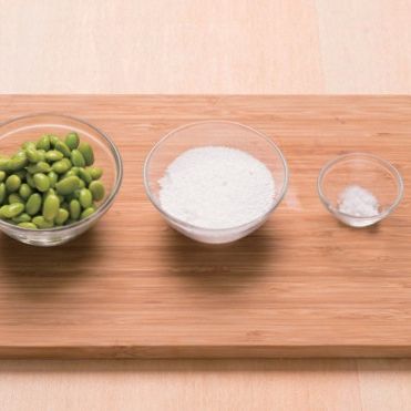 풋콩 옹심이탕을 위한 재료 이미지로 풋콩,찹쌀가루,물,꽃소금 등으로 구성 되어있습니다.