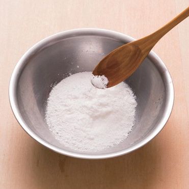 2. 찹쌀가루에 소금과 약간의 물을 넣고 되직하게 반죽해 주세요.