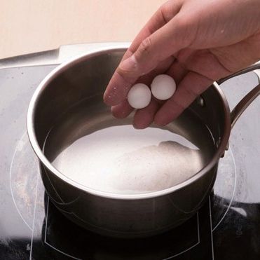 5. 갈아놓은 풋콩을 냄비에 끓여줍니다. 물이 끓어오르면 옹심이를 넣고 한번 더 끓여주시고, 이 때 옹심이가 둥둥 떠오르면 다 익은거랍니다.