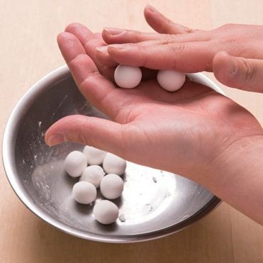 3. 반죽한 찹쌀가루로 동그랗게 옹심이를 빚어주세요.