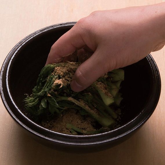 3. 두릅에 날콩가루가 잘 묻게 버무려 주세요.