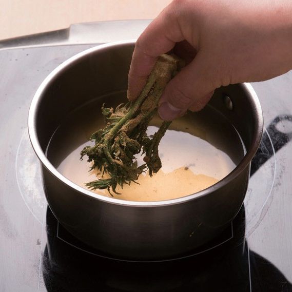 4. 항암육수 5컵을 붓고 육수가 끓어오르면 콩가루를 묻힌 두릅을 넣고 끓여줍니다. 끓어오르면 국간장 2큰술을 넣고 간을 맞춰주면 완성이예요.
*Tip. 콩가루를 묻힌 두릅을 끓는 육수에 넣고 젓게 되면 콩가루가 풀어지므로 젓지 않는게 좋답니다.