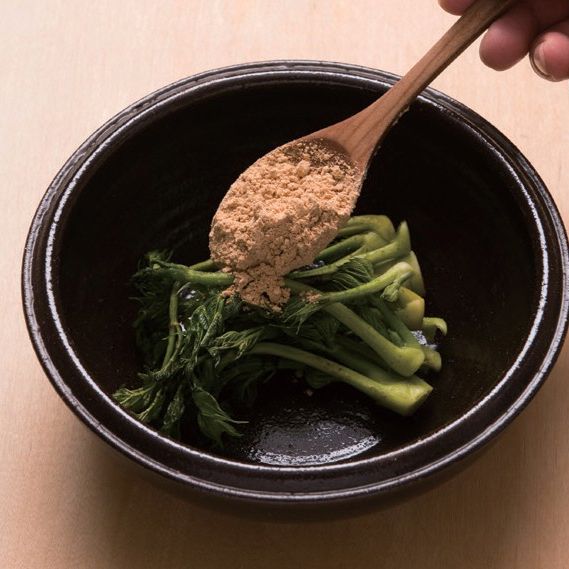 2. 깨끗하게 씻은 두릅에 날콩가루를 넣어주세요.