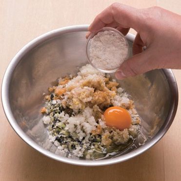 5. 반죽에 1/3컵의 밀가루를 넣고 소금 1/2작은술을 넣은 뒤 반죽을 섞어주세요.