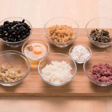 1. 묵은지, 돼지고기, 숙주, 고사리, 다진양파, 다진실파, 달걀, 다진 청·홍고추를 준비해 주세요.